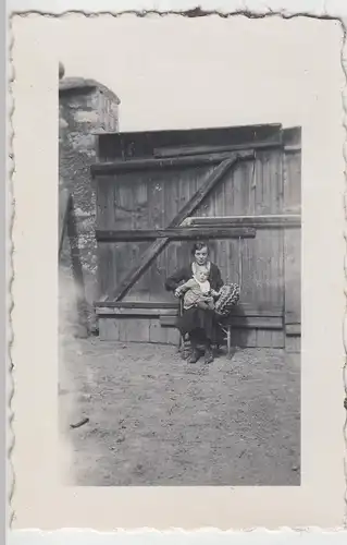 (F10918) Orig. Foto Frau mit Kleinkind am großen Holztor 1933