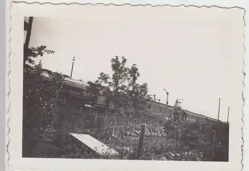 (F10911) Orig. Foto Bahnstrecke, vorbeifahrender Personenzug mit Dampflok, 1933