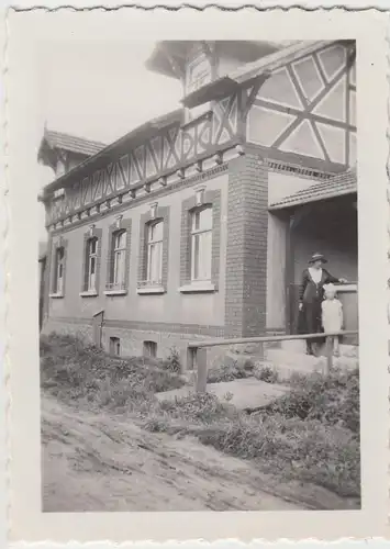 (F10909) Orig. Foto Frau u. Mädchen an einem Fachwerkhaus 1933, vermutl. in Kran