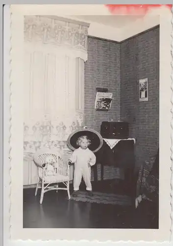 (F10907) Orig. Foto kleines Mädchen Inge Merten aus Apolda mit Sombrero in der S