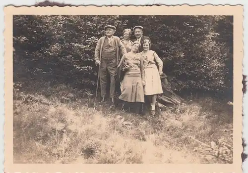 (F10901) Orig. Foto Ofterschwang, Personen am Tiefenberger Wald 1933