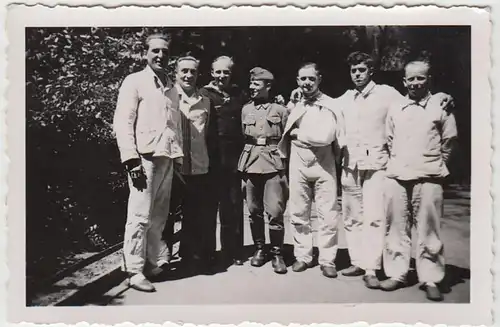 (F1090) Orig. Foto Wehrmacht-Soldaten besuchen Verwundete im Lazarett