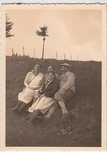 (F10896) Orig. Foto Oberalpe, Personen liegen auf der Wiese 1933