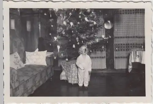 (F10891) Orig. Foto kleines Mädchen Inge Merten a. Apolda ißt Kringel v. Weihnac