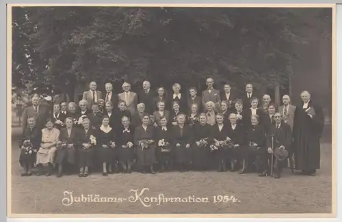 (F10871) Orig. Foto Zwenkau, Gruppenbild im Freien, Jubiläums-Konfirmation 1954