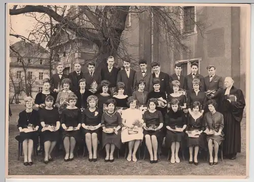 (F10867) Orig. Foto Zwenkau, Gruppenbild im Freien, Konfirmation 1950/60er