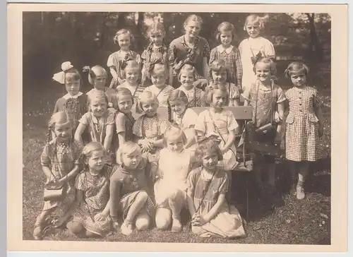 (F10854) Orig. Foto Mädchen, Kindergarten o. 1. Schuljahr, Gruppenbild im Freie