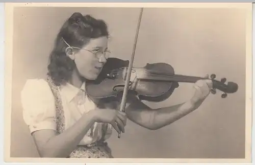 (F10841) Orig. Foto Mädchen Liesbeth mit Violine, DDR 1960er