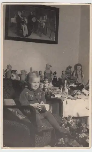 (F10837) Orig. Foto Pfarrhaus Zwenkau, kleines Mädchen Bärbel mit vielen Puppen