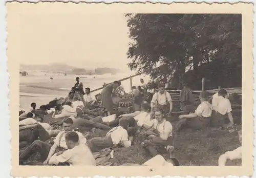 (F1084) Orig. Foto Personen (Soldaten ?) bei der Rast, 1940er