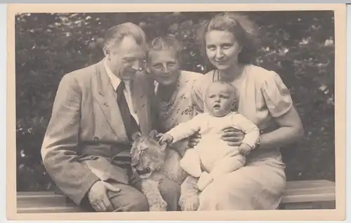 (F10832) Orig. Foto Zoo Leipzig, Familie mit Löwen-Baby, nach 1945