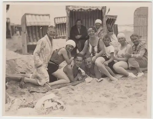(F10828) Orig. Foto Badegäste am Strand, Strandkörbe, vor 1945