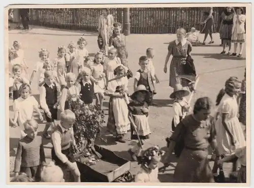 (F10824) Orig. Foto Kinder beim Umzug, Kinderfest 1949