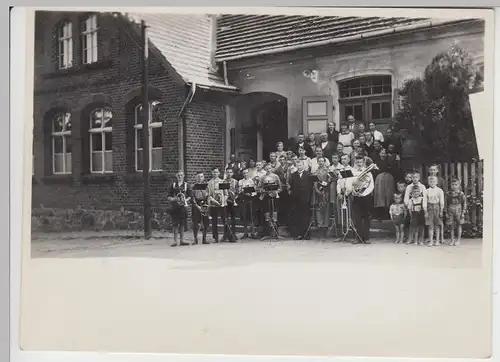(F10820) Orig. Foto Musik-Kapelle vor einem Gebäude, vor 1945