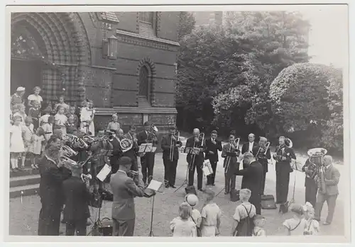 (F10816) Orig. Foto Kapelle spielt vor einer Kirche, vor 1945