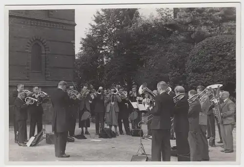 (F10815) Orig. Foto Kapelle spielt vor einer Kirche, vor 1945