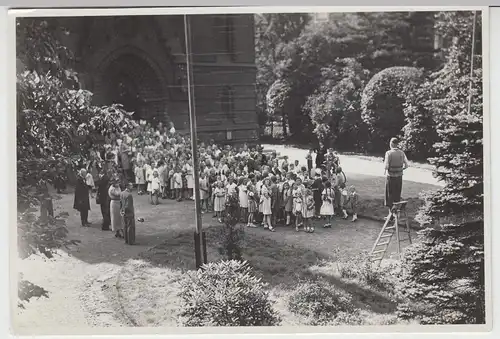 (F10814) Orig. Foto Kinder sammeln sich für ein Gruppenbild vor einer Kirche, vo