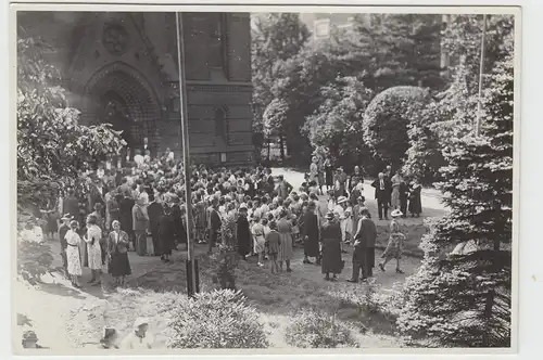 (F10812) Orig. Foto viele Personen stehen vor einer Kirche, vor 1945