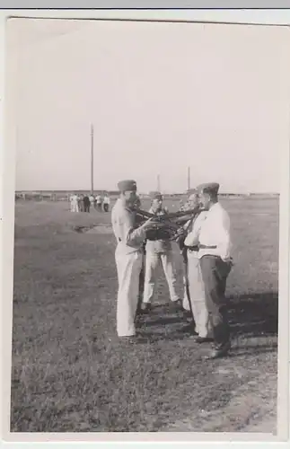 (F1081) Orig. Foto Wehrmacht-Soldaten i.weißer Uniform, Gewehr a.Schulter