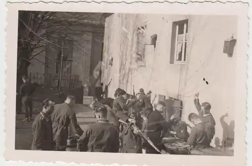 (F1079) Orig. Foto Wehrmacht-Soldaten beim Putzen d. Gewehre, 1940er