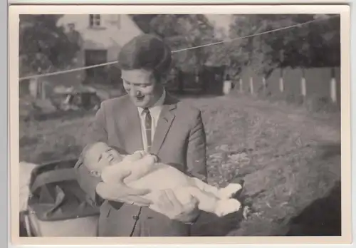 (F10785) Orig. Foto junger Mann mit Kleinkind im Arm, DDR 1960/70er