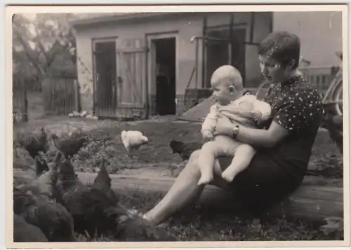 (F10784) Orig. Foto Frau mit Kleinkind bei den Hühnern im Garten, DDR 1960/70er