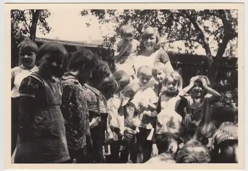 (F10776) Orig. Foto Zwenkau, Kinder u. Erzieherin im Kindergarten 1960/70er