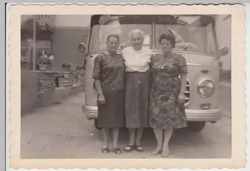 (F10775) Orig. Foto drei Damen vor einem Autobus 1962