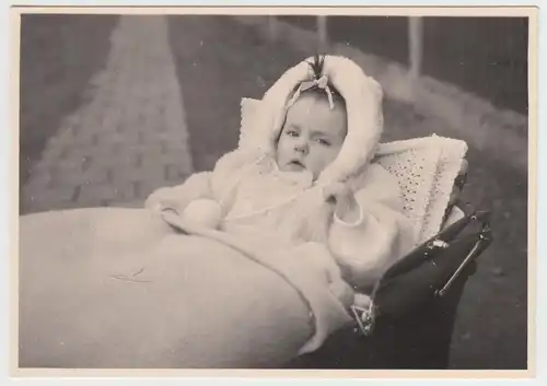 (F10773) Orig. Foto Zwenkau, Kleinkind Astrid im Kinderwagen 1960/70er