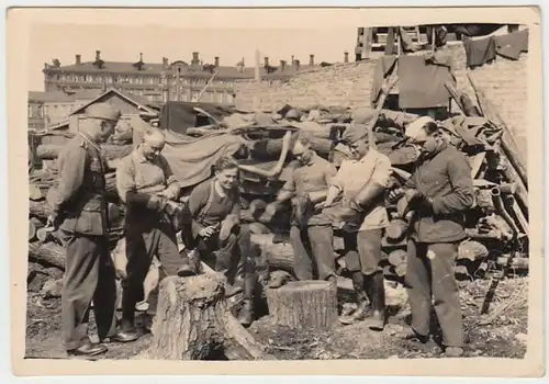 (F1076) Orig. Foto Wehrmacht-Soldaten beim Stiefelputzen, 1940er
