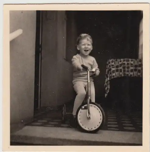(F10748) Orig. Foto kleiner Junge auf dem Dreirad am Haus, DDR 1962