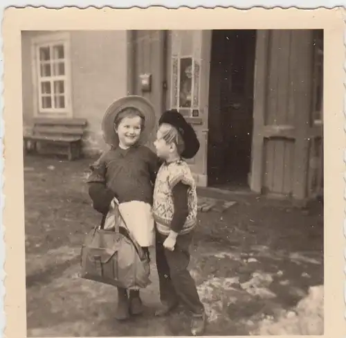 (F10742) Orig. Foto zwei kleine Kinder mit Hut u. Tasche am Haus, DDR 1950er
