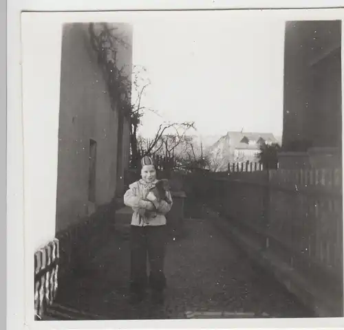 (F10740) Orig. Foto kleiner Junge Wolfgang mit Hund am Haus in Vacha 1957