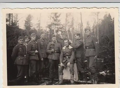 (F1074) Orig. Foto Wehrmacht-Soldaten beim Haareschneiden im Wald, 1942