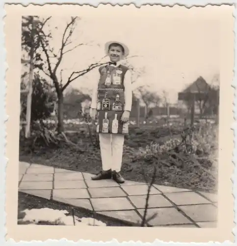 (F10739) Orig. Foto Junge im lustigen Faschings-Kostüm, Flaschen auf Schürze, na