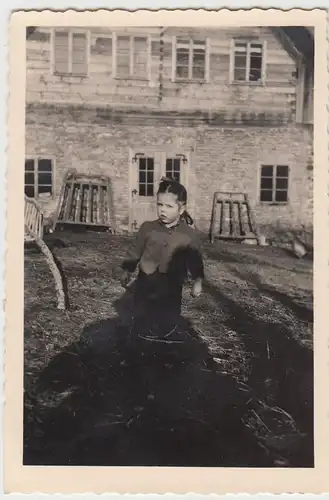 (F10731) Orig. Foto kleines Mädchen Erika vor einem Gebäude 1930/40er