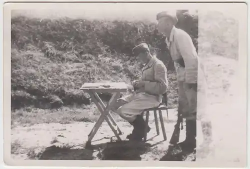 (F1073) Orig. Foto Wehrmacht-Soldat in weißer Uniform, Schießübung (?)