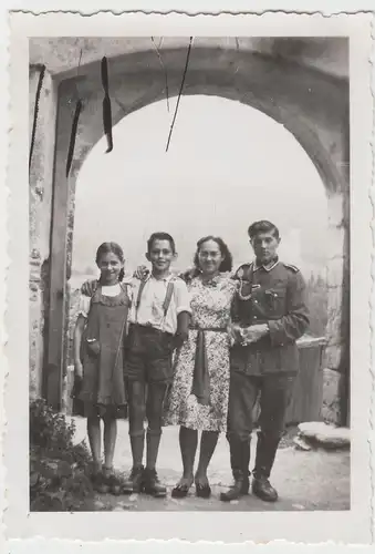 (F10727) Orig. Foto deutscher Soldat mit Frau und Kinder unter Torbogen 1940er