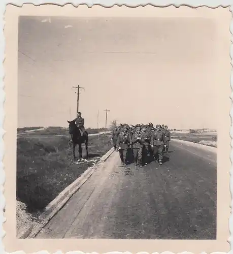 (F10724) Orig. Foto deutsche Soldaten marschieren auf einer Straße 1940er