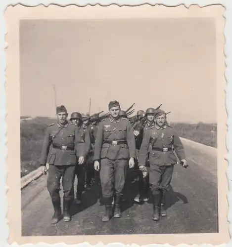 (F10719) Orig. Foto deutsche Soldaten marschieren auf einer Straße 1940er