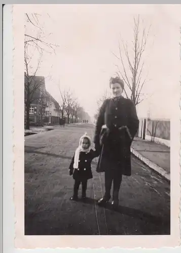 (F10718) Orig. Foto Frau mit Kind auf einer Straße 1940er