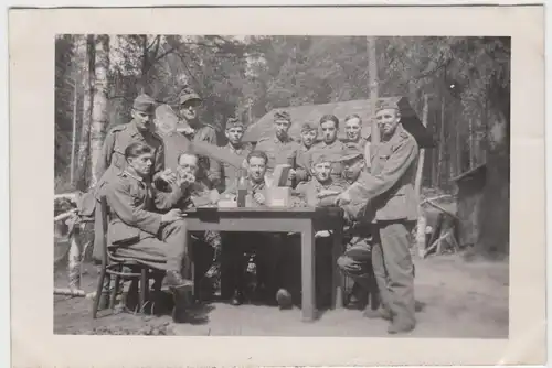 (F10712) Orig. Foto deutsche Soldaten an der Ostfront 1942, Waldlager