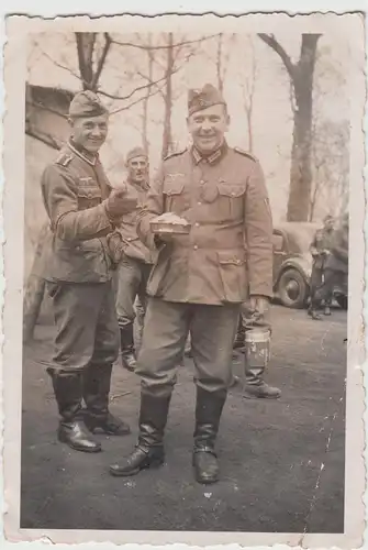 (F10708) Orig. Foto deutsche Soldaten mit Eßgeschirr, Rast 1940er