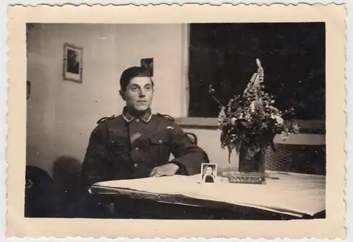 (F10706) Orig. Foto deutscher Soldat am Tisch, Winterquartier 1941/42