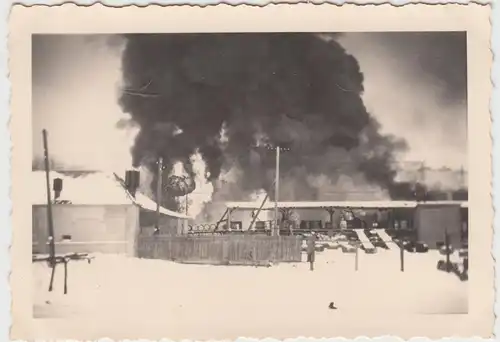 (F10704) Orig. Foto Winter, Ostfront 1940er, brennende Ölfässer, Benzinfässer