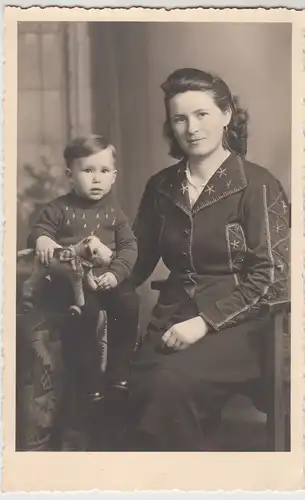 (F10702) Orig. Foto Porträt Frau mit kleinem Junge 1940er