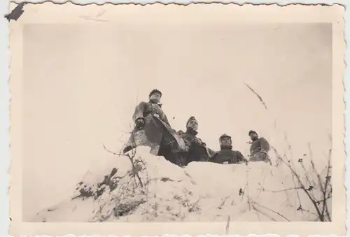 (F10698) Orig. Foto deutsche Soldaten im Winter, auf einer Anhöhe 1940er