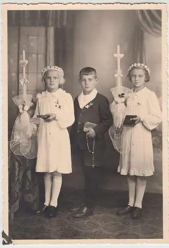 (F10696) Orig. Foto Junge und zwei Mädchen zur Erstkommunion 1930/40er