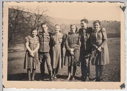 (F10695) Orig. Foto deutsche Soldaten mit Frauen, sammeln Zweige 1941
