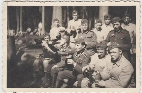 (F10694) Orig. Foto deutsche Soldaten machen Rast am Waldrand 1940er